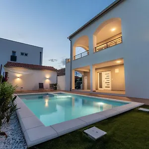 https://bernie-apartments-with-a-private-pool.hotelinzadar.com