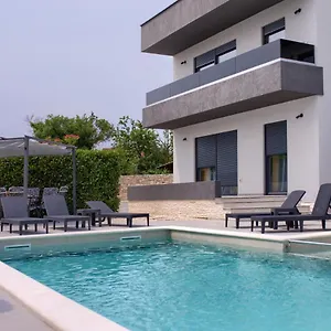 https://luksuzni-apartmani-asi-s-bazenom.pula-hotels.org